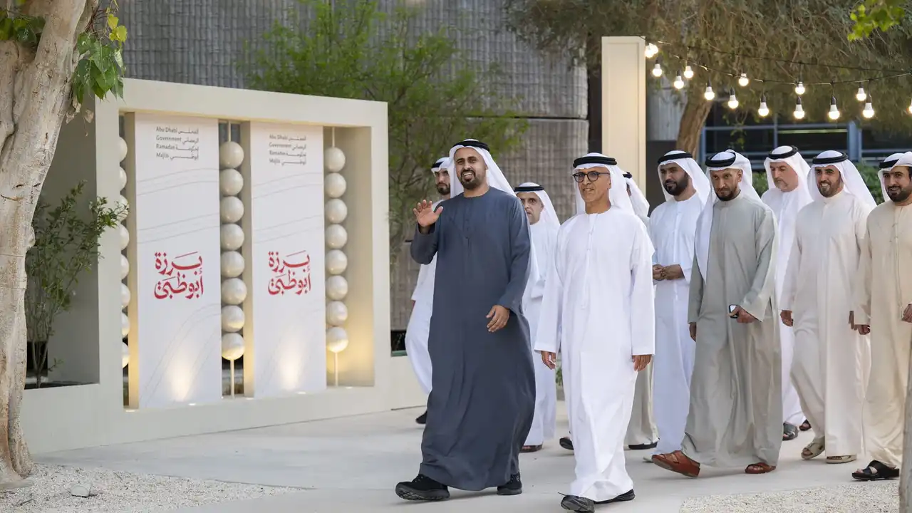 ذياب بن محمد بن زايد يشارك موظفي حكومة أبوظبي مأدبة الإفطار الرمضاني تظهراً